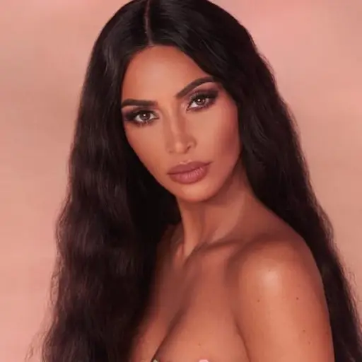 kim-kardashian-posa-desnuda-cubierta-flores-990x600 ,