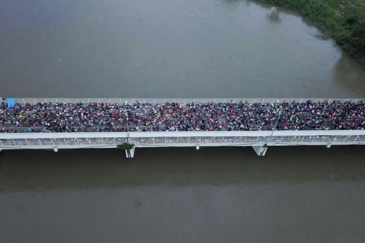 GUA04. TECÚN UMÁN (GUATEMALA), 19/10/2018.- Fotografía tomada desde un dron de los cientos de migrantes hondureños que permanecen varados en uno de los puentes que atraviesa el río Suchiate, frontera natural entre Guatemala y México hoy, viernes 19 de oct