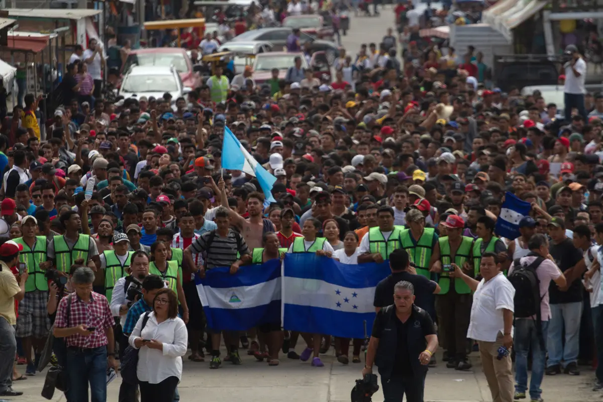 MEX010. CIUDAD HIDALGO (MÉXICO), 21/10/2018.- Migrantes hondureños emprenden su salida hacia la ciudad de Tapachula, trayecto obligado rumbo a su objetivo, Estados Unidos hoy, domingo 21 de octubre de 2018, tras haber logrado instalarse en Ciudad Cuauhtém