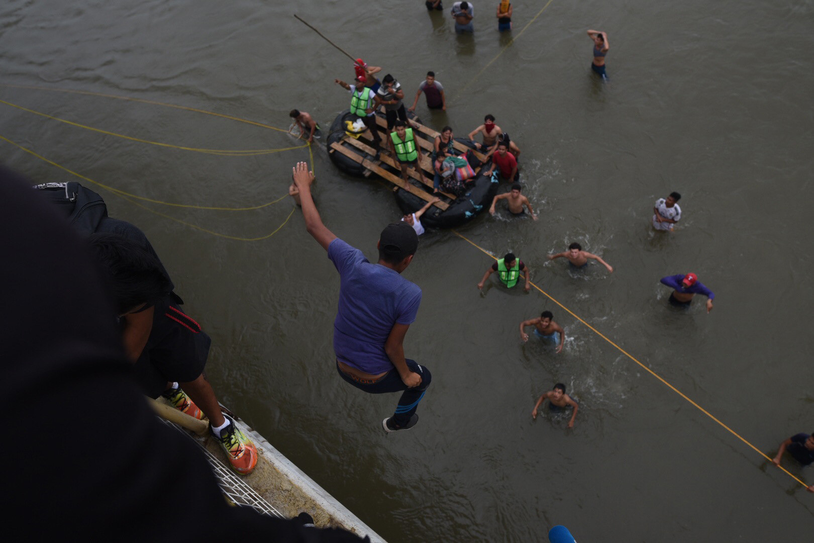 Migrantes hondureños continúan en el puente entre Guatemala y México | 