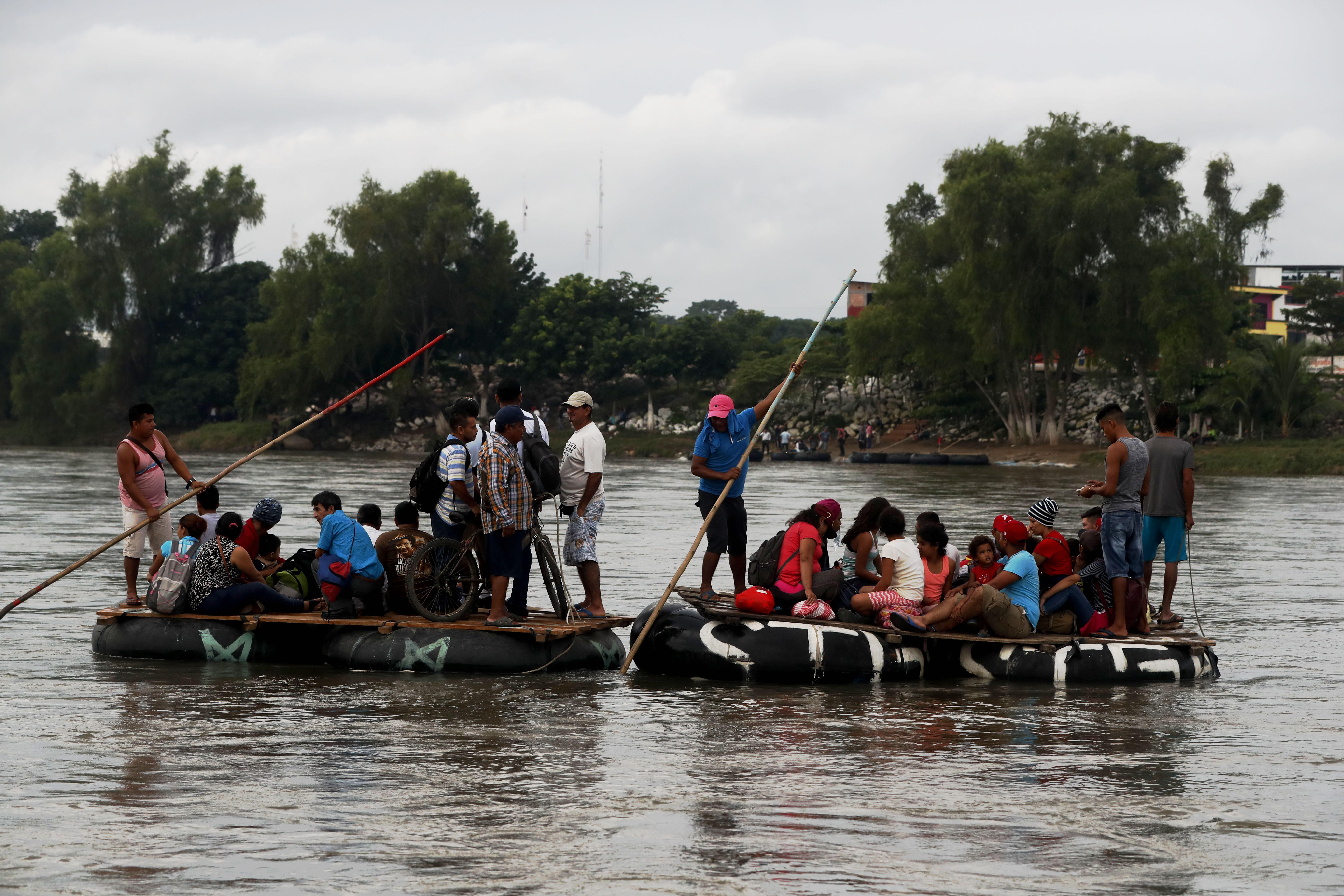 Miles de migrantes hondureños continúan en la frontera entre Guatemala y México | 