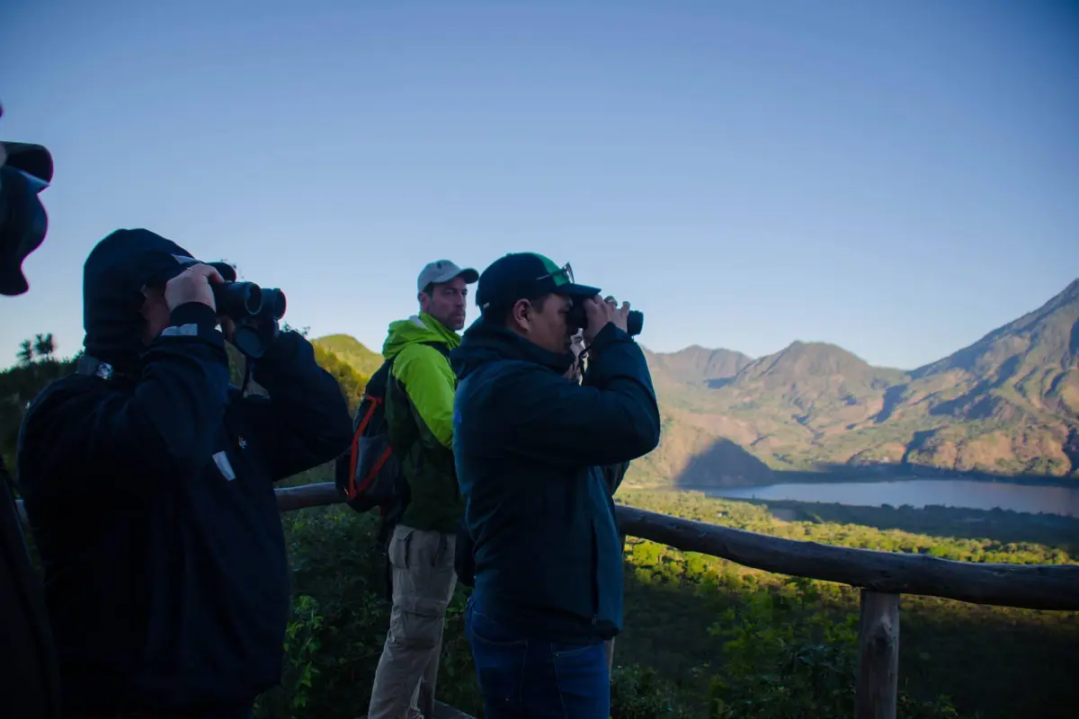 Un grupo de personas disfruta del avistamiento de aves en Sololá. Foto: Birdzone Atitlán 