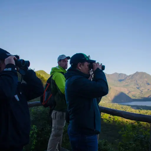 Un grupo de personas disfruta del avistamiento de aves en Sololá. Foto: Birdzone Atitlán 