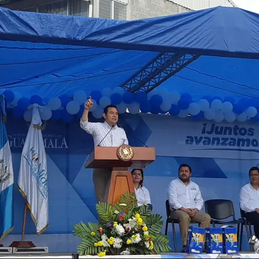 El presidente Jimmy Morales inauguró un comedor social en Morales, Izabal