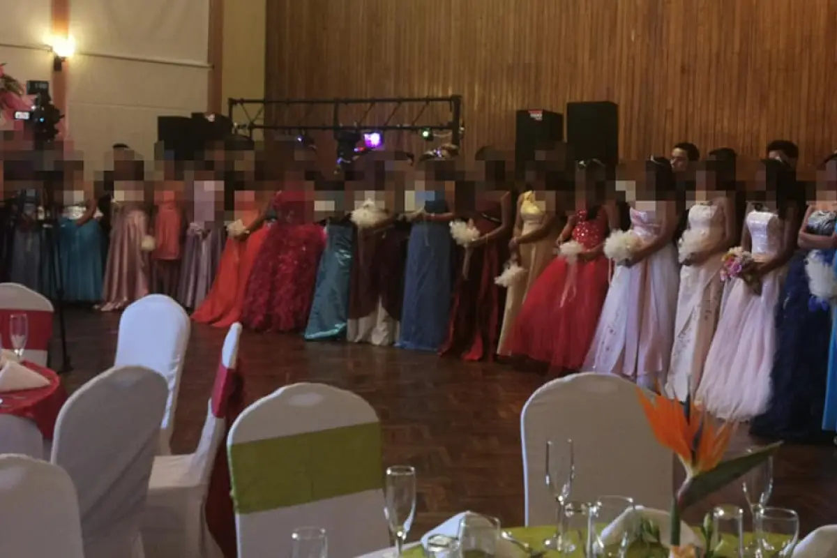 Quinceañeras posan para una foto grupal.