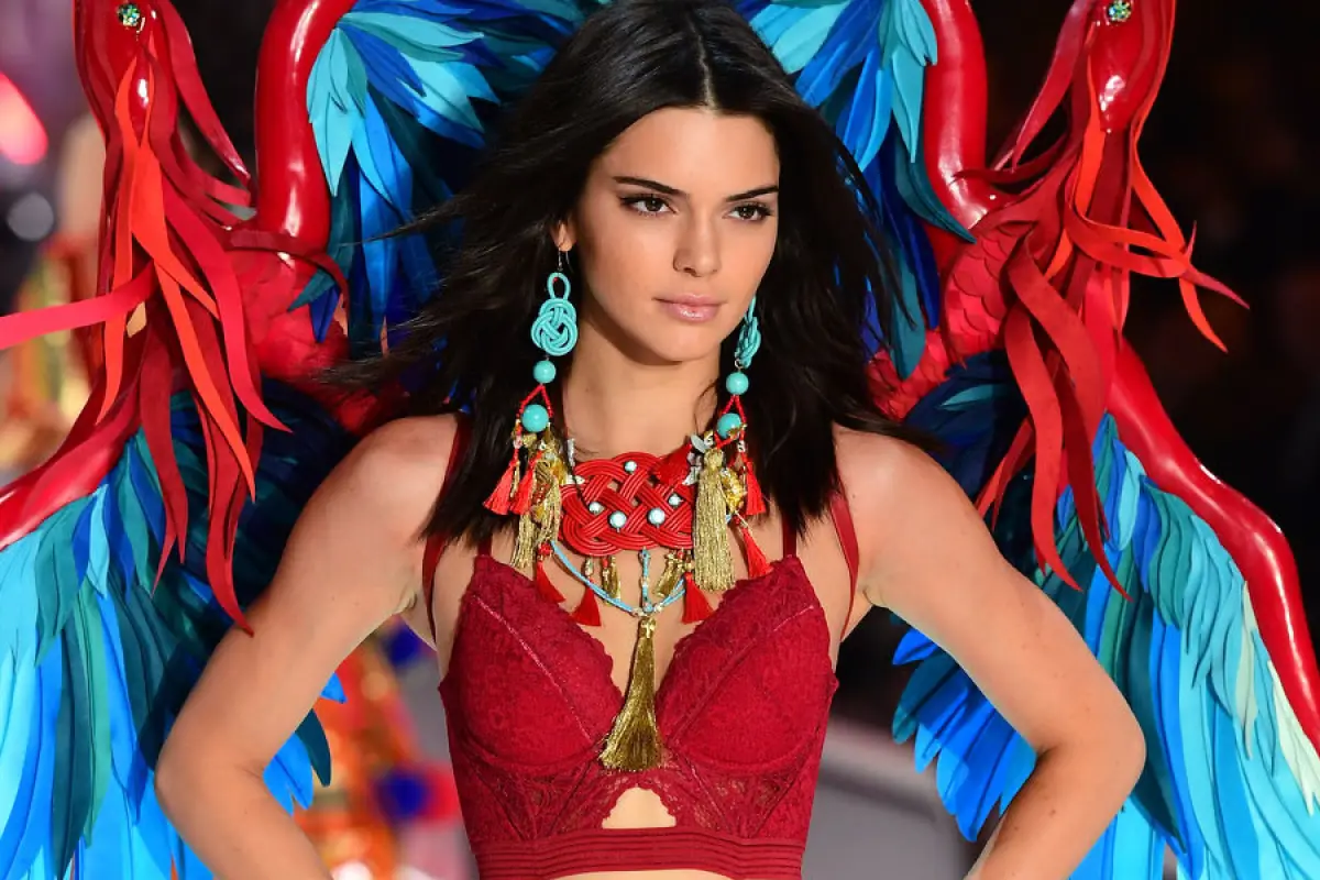 kendall-jenner-desfilando-victorias-secret-990x600, 