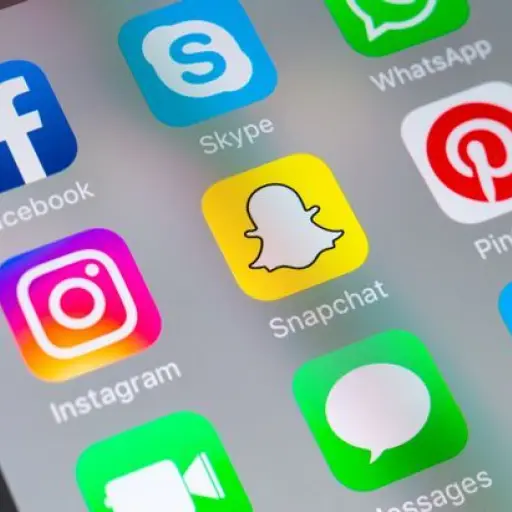 2_Snapchat-Instagram-Pintrest-and-other-social-media-apps-on-cellphone5974564373281150205 ,