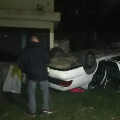 quetzaltenango-ebrio-automovil-patio-casa ,