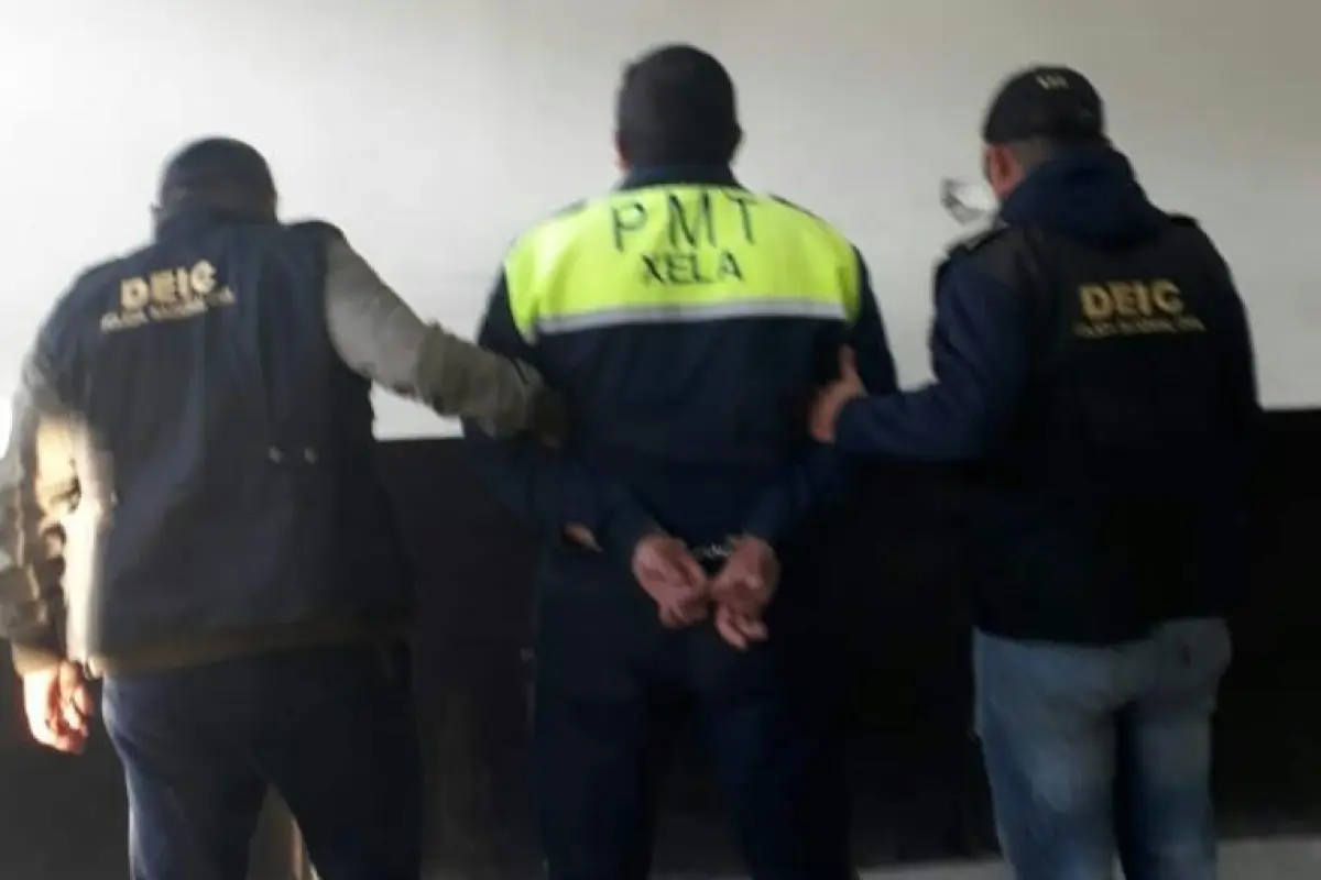 Policía Municipal de Quetzaltenango capturado en flagrancia, 