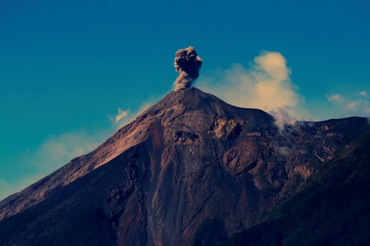 GU2002. ALOTENANGO (GUATEMALA), 06/11/2018.- Vista general de una columna de humo sobre el volcán de Fuego de Guatemala hoy, en Alotenango (Guatemala). El volcán de Fuego de Guatemala, ubicado a unos 50 kilómetros de la capital, comenzó hoy una nueva fase