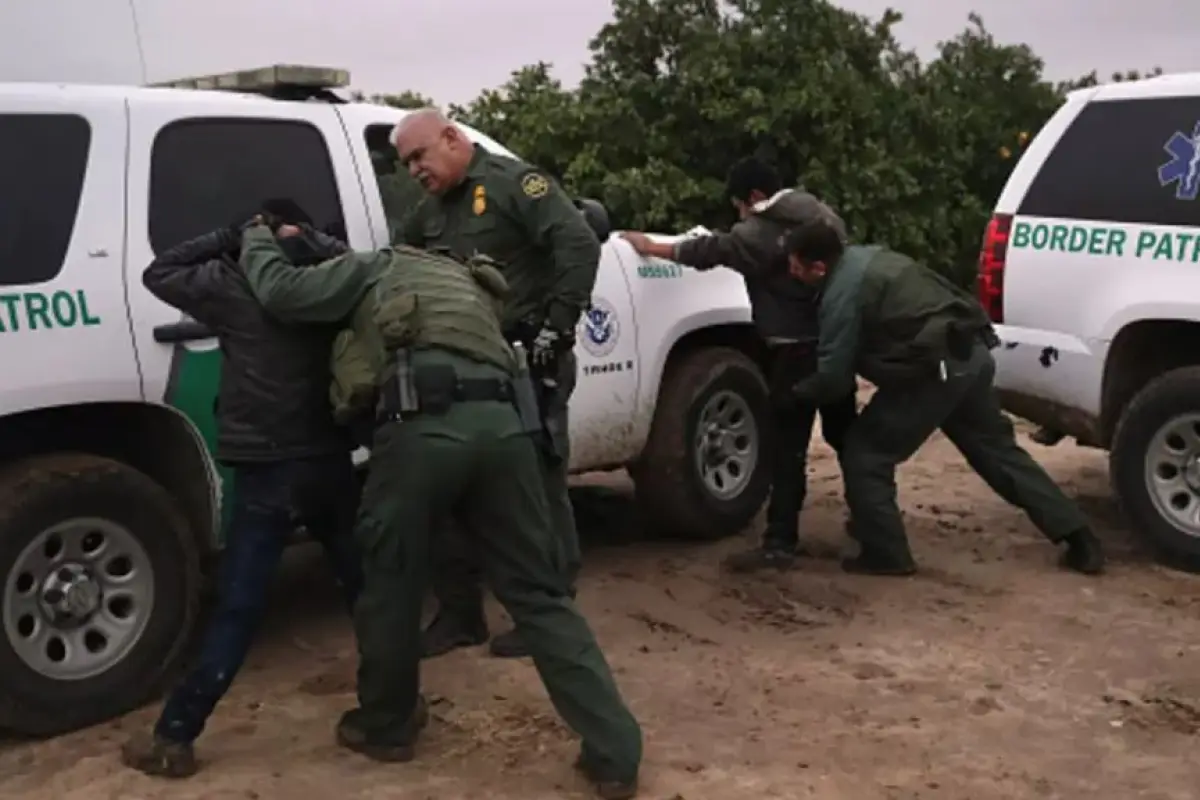 Agentes de la Patrulla detuvieron a los migrantes.