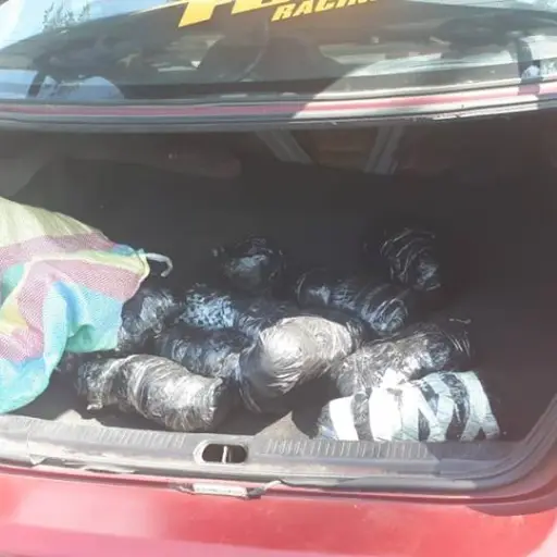 Taxista detenido con droga en Santa Rosa. Foto PNC 