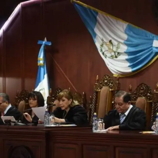 Pronunciamiento por exmagistrados, excanciller y exdecano de Derecho 