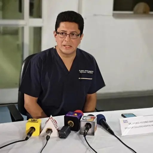 Marco Antonio Barrientos, director del Hospital Roosevelt en conferencia de prensa. 