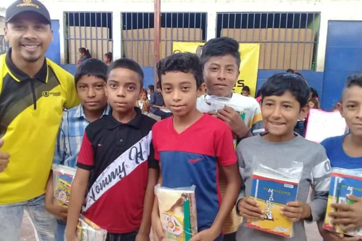 Cuadernos con Corazón entrega kits escuelas escasos recursos, 