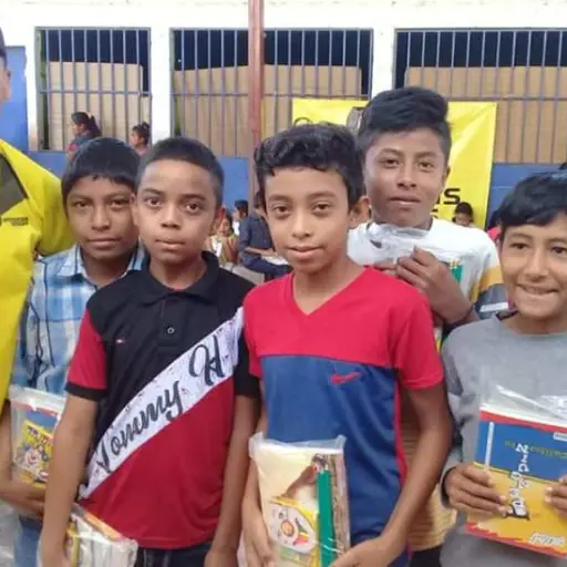 Cuadernos con Corazón entrega kits escuelas escasos recursos ,