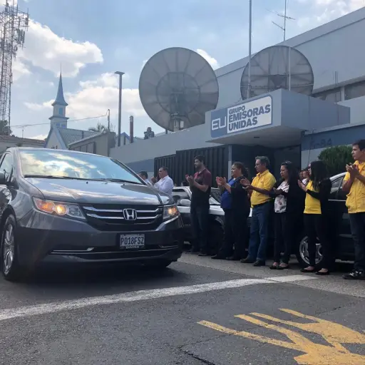 Féretro de Ángel Mario Figueroa freente a Emisoras Unidas. 