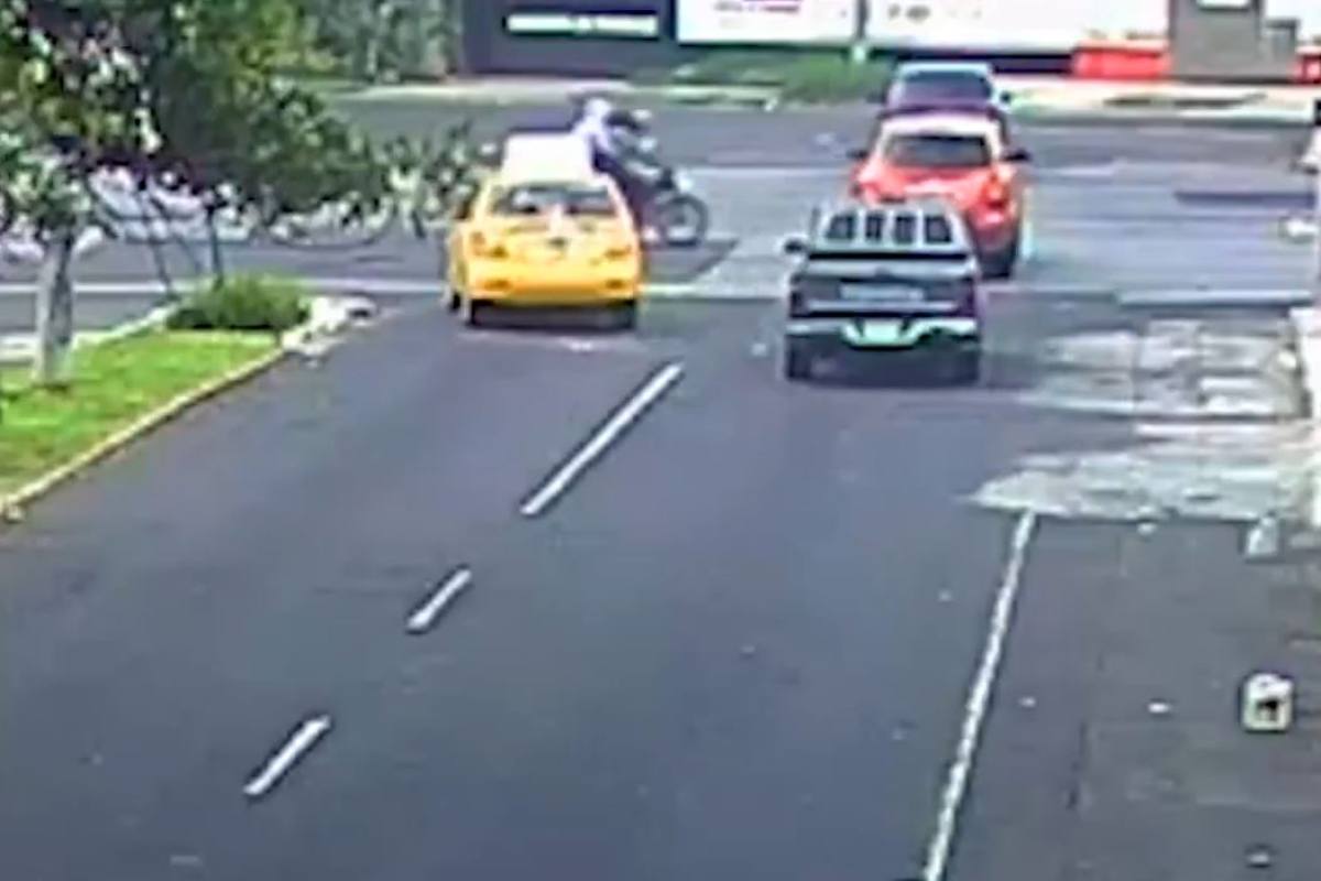 Video: motociclista se pasa semáforo en rojo y provoca accidente