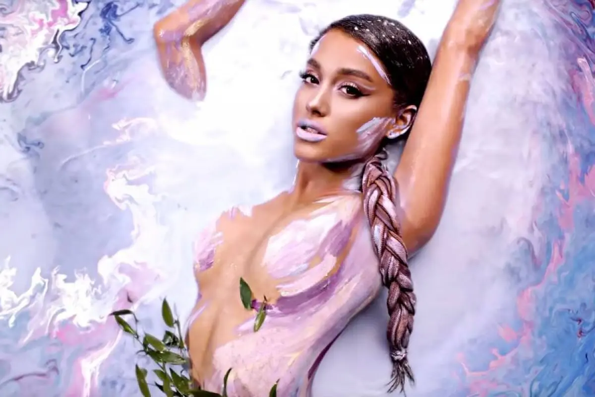 arianagrandegodisawomanrepublicrecords1532111738-d7c3deb364bfbabf7e07f45471cd2142-1200x600, 