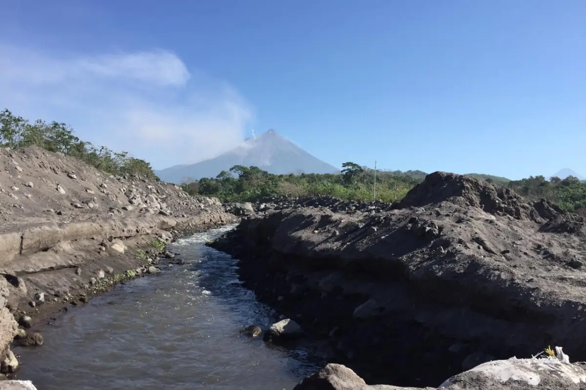 Debido a sedimentos del volcán de Fuego existe una problemática en los ríos Achiguate y Coyolate.