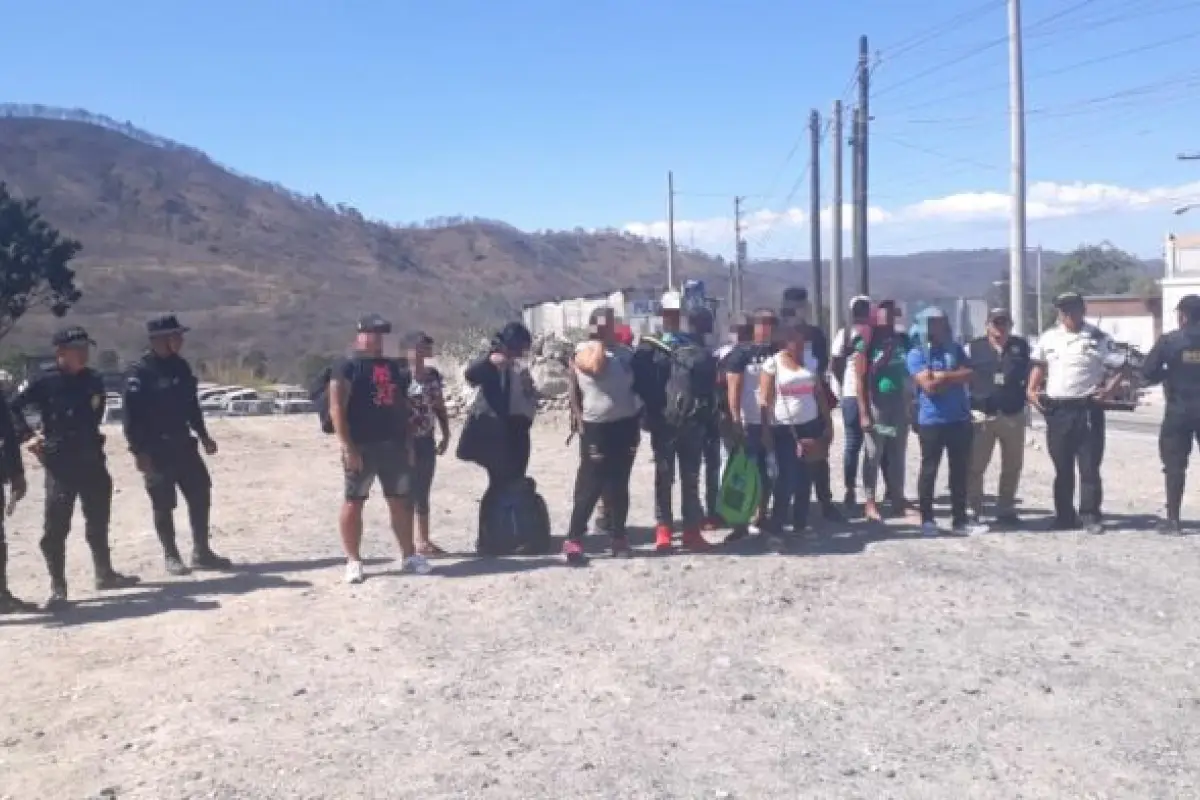 El grupo viajaba en un autobús colectivo procedente de Esquipulas, Chiquimula, fue descubierto en el kilómetro 18 de la ruta de ingreso a la ciudad capital.

