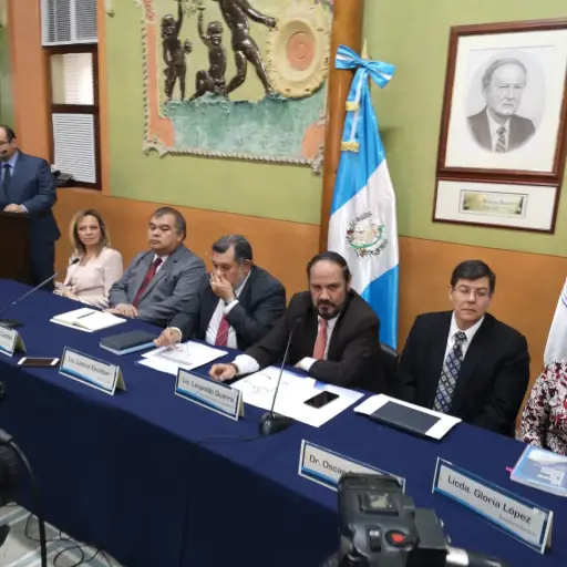 Leopoldo Guerra del Registro de Ciudadanos del TSE inscribe a diputados tránsfugas.