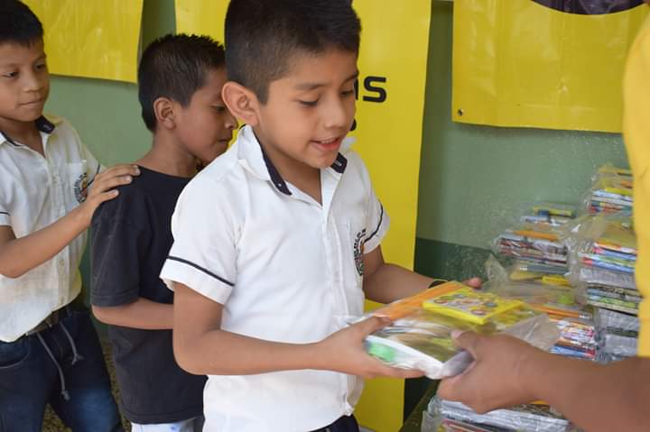 Entrega de Cuadernos con Corazón en Samayac | 