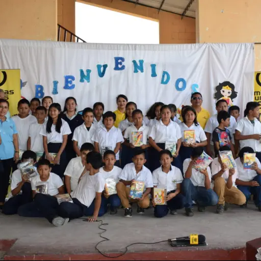 Fotografía de Fridel Mejicanos en la entrega de Cuadernos Con Corazón en Suchitepéquez.  