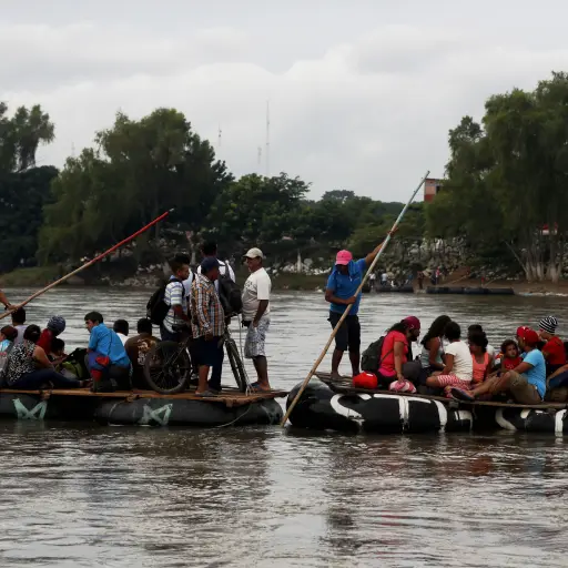 GU601. TECÚN UMÁN (GUATEMALA), 20/10/2018.- Un grupo de migrantes hondureños cruza ilegalmente el río Suchiate en balsas para llegar a México desde Tecún Umán (Guatemala) hoy, sábado 20 de octubre de 2018, luego de que autoridades migratorias impidieran e