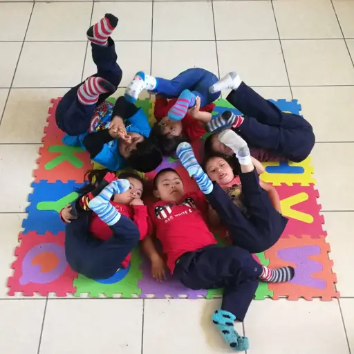 Este 21 de marzo se hará el reto mundial de calcetines y calcetas combinadas 