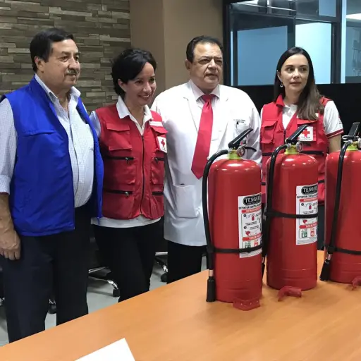 Extintores donados por la Cruz Roja. Foto: Adrián Soto.