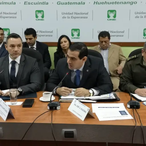 Funcionarios del Ejecutivo llegan al Congreso y hablan sobre los J8