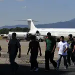 Cifra de guatemaltecos retornados desde EE. UU. cae un 22% en 2025t