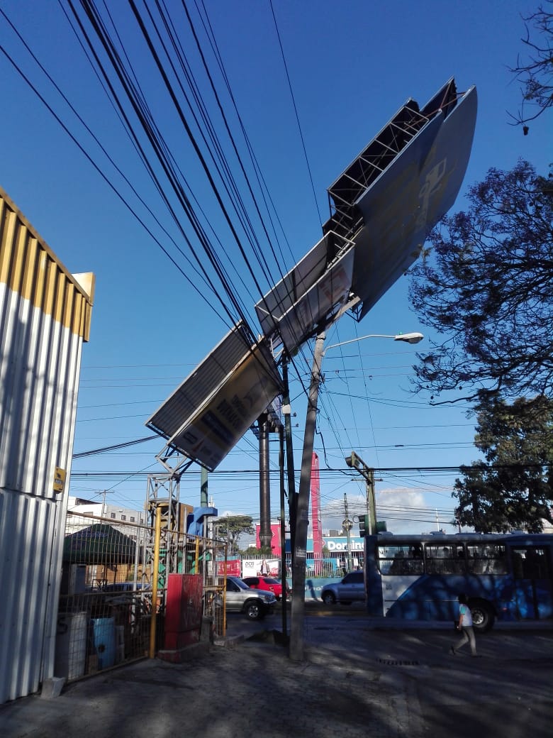 Fuertes vientos dañan líneas de distribución eléctrica 2 | 