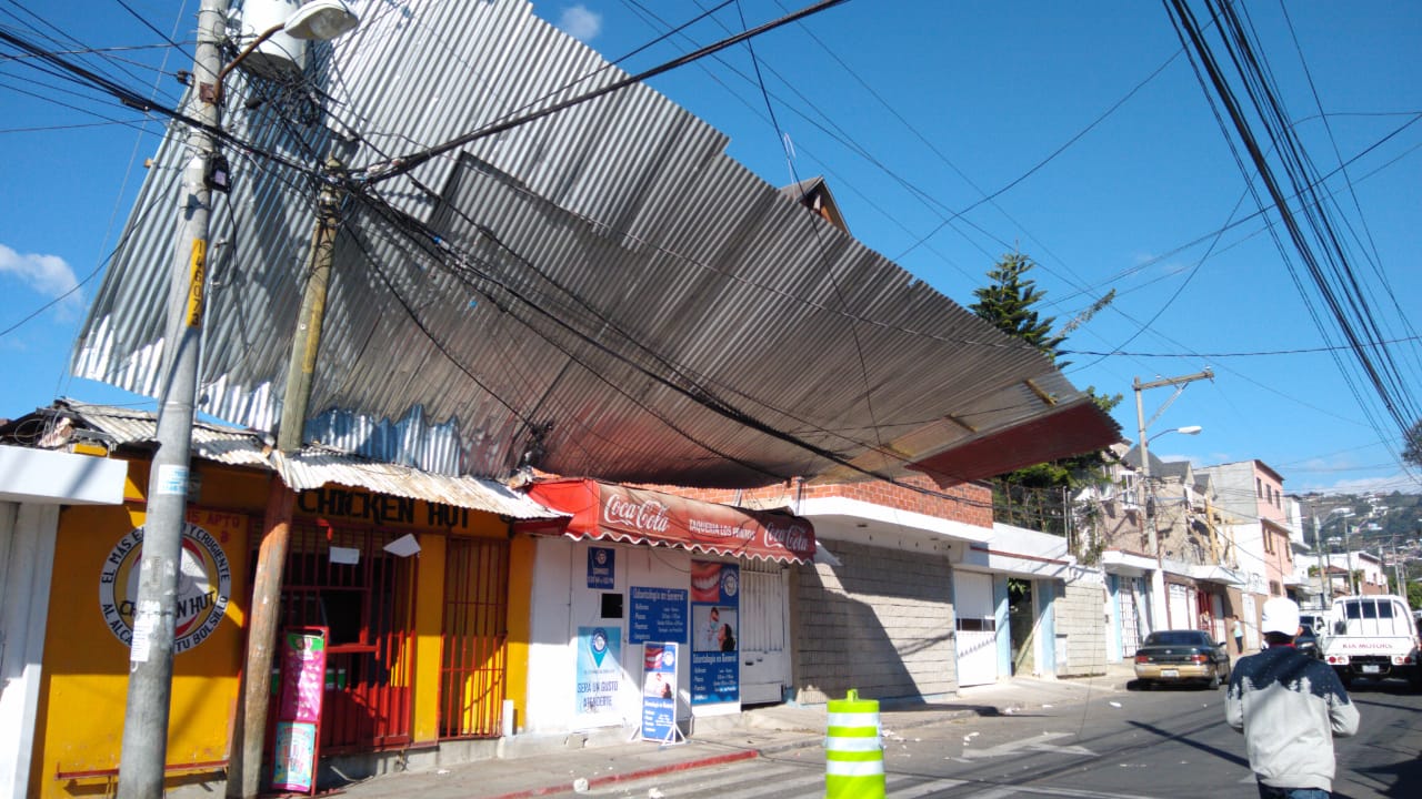 Fuertes vientos dañan líneas de distribución eléctrica 1 | 