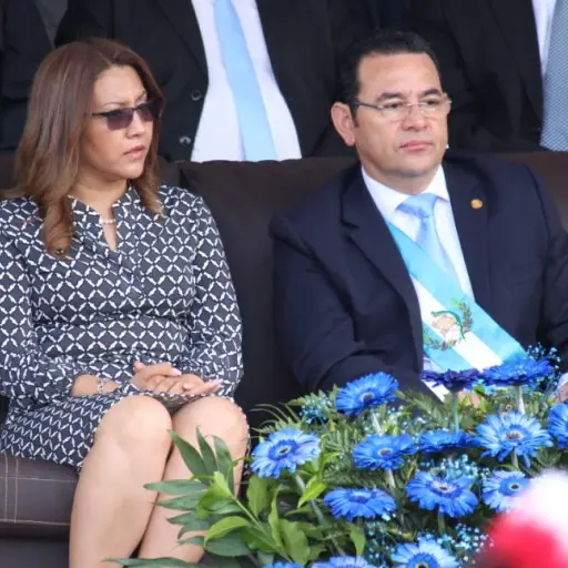 El presidente Jimmy Morales defendió a su esposa de ataques que, según él, son 