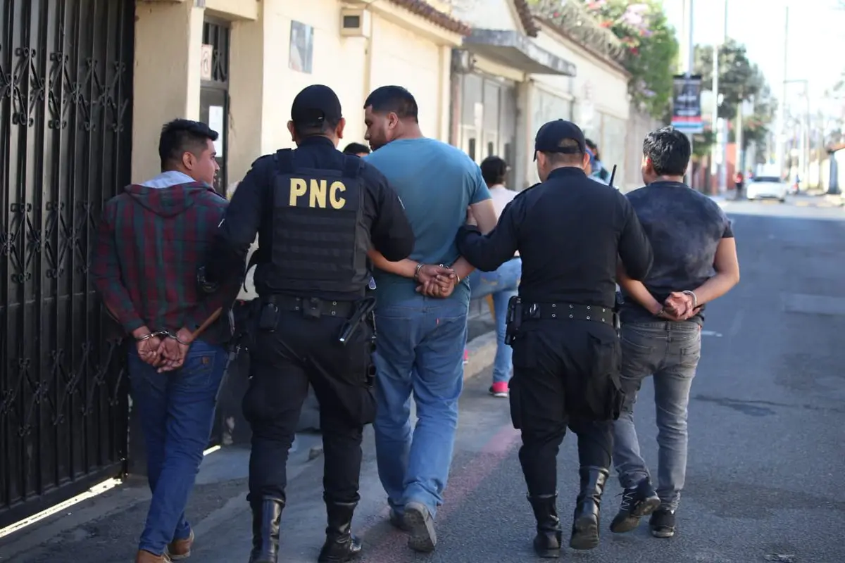 detienen-tres-hombres-villa-nueva, 