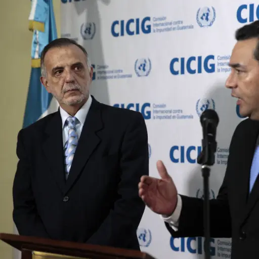 Fotografía del comisionado Iván Velásquez y el presidente Jimmy Morales. Archivo EFE