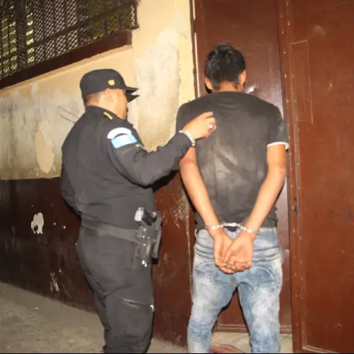 Hombre capturado por robarle pertenencias a una persona