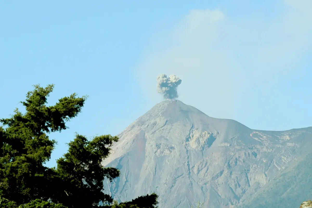 GUA103. ANTIGUA (GUATEMALA), 16/11/2018.- Fotografía de una fumarola sobe el Volcán de Fuego hoy, desde Antigua, Guatemala, donde se celebra la XXVI Cumbre Iberoamericana. EFE/Mauricio Dueñas