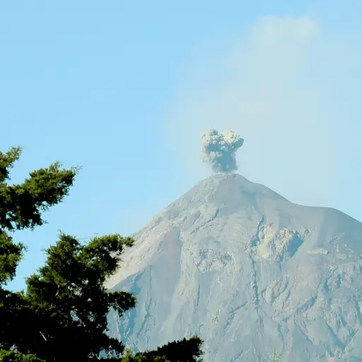 GUA103. ANTIGUA (GUATEMALA), 16/11/2018.- Fotografía de una fumarola sobe el Volcán de Fuego hoy, desde Antigua, Guatemala, donde se celebra la XXVI Cumbre Iberoamericana. EFE/Mauricio Dueñas