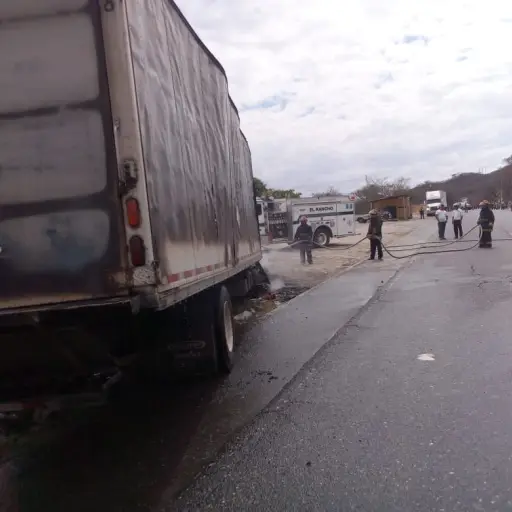 Bomberos laboraron para apagar incendio de camion