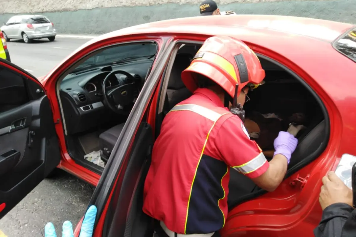 Localizan cadáver de mujer en parte trasera de vehículo