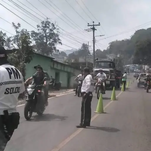Automovilistas denuncian abuso de doble cobro de peaje para visitar Panajachel