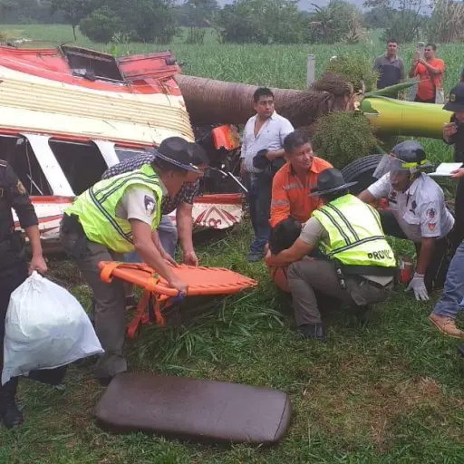 Un bus extraurbano volcó en la autopista de Palín, Escuintla. Foto de Provial.