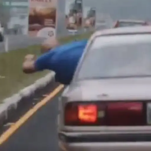 Captan imprudencia de pasajero de automóvil en la autopista de Palín, Escuintla