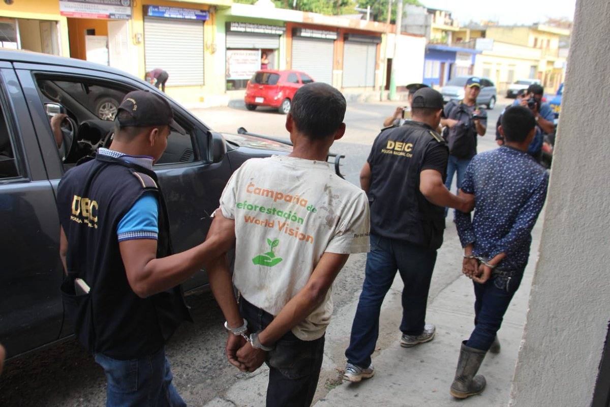Capturan a padre e hijo por desmembrar a un hombre