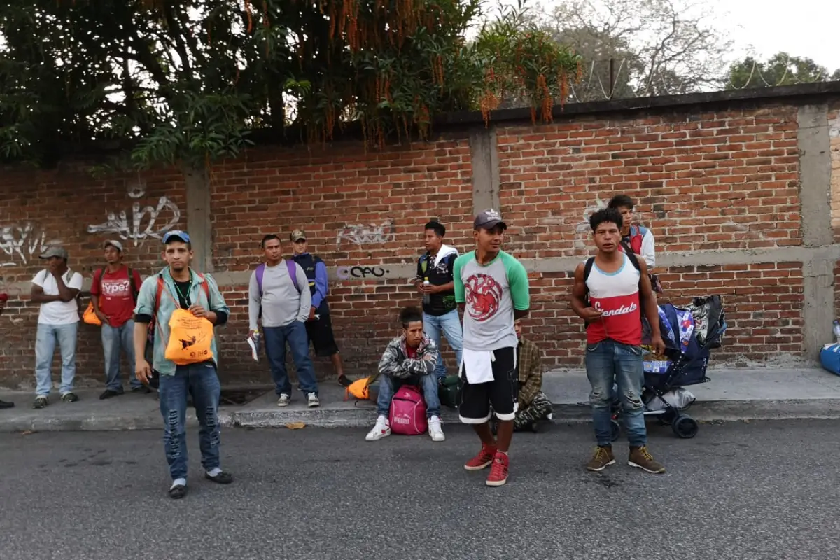 Migrantes hondureños salen de la Casa del Migrante. Foto: Daniel Tzoc