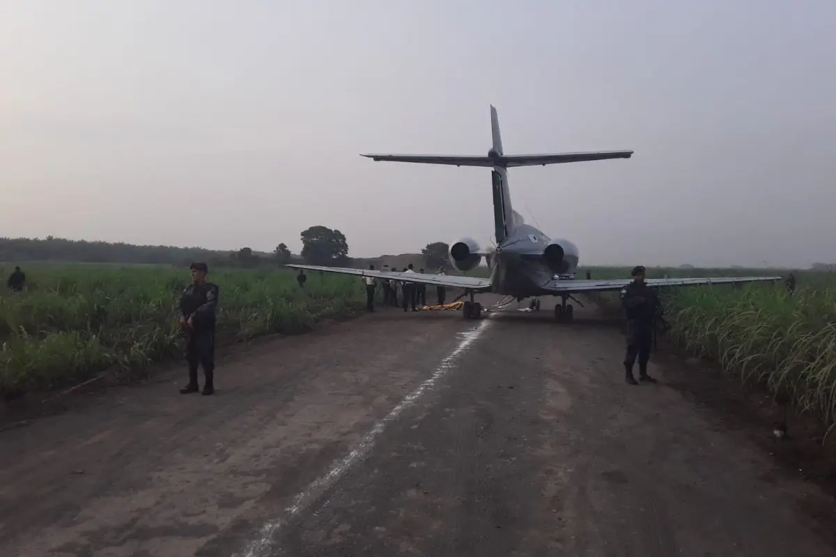 El jet localizado en pista clandestina permanecerá en este lugar hasta tiempo indefinido.