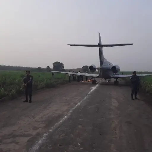 El jet localizado en pista clandestina permanecerá en este lugar hasta tiempo indefinido.